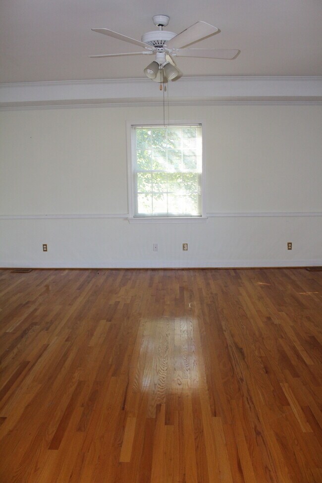 Building Photo - 3 Bed/2 Bath Home Right Next to Walker Golf Course!