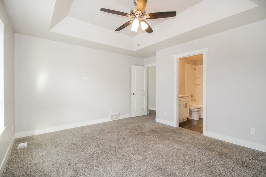 Building Photo - 4621 S W Pk Dr