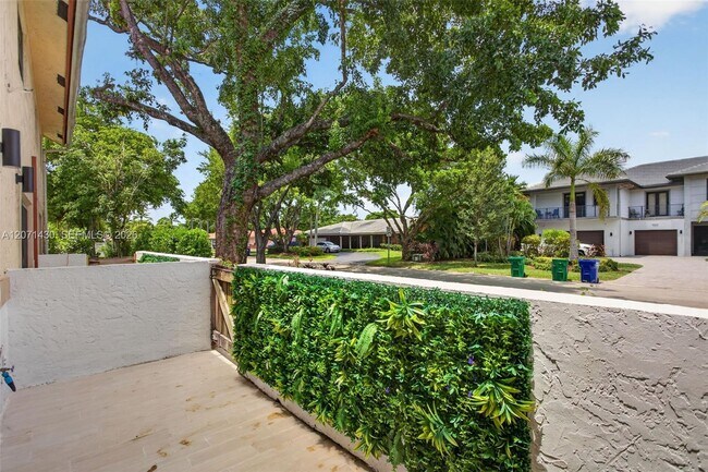 Building Photo - 2880 Coral Springs Dr
