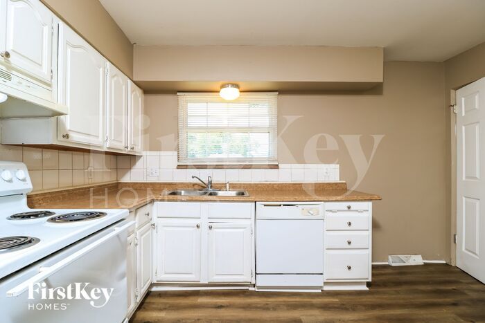Building Photo - 740 Lilac Dr