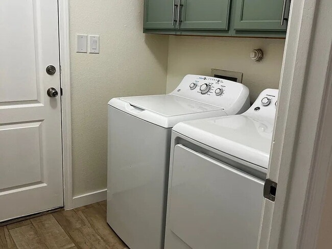 Building Photo - "Charming 3-Bed, 2-Bath Home in Santa Fe's Coveted Solecito Loop"