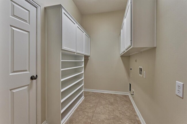 Building Photo - 6 Jester Oaks Pl