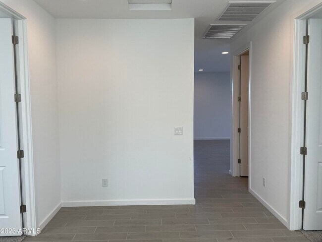 Building Photo - 17401 W Red Fox Rd