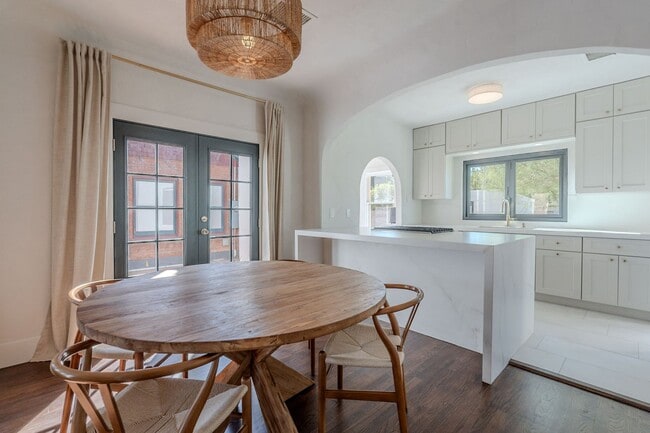 Building Photo - Rare 2 Bed 2 Bath Remolded Home in FQ Hist...