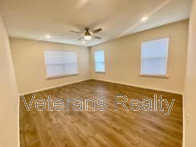Building Photo - 8 Periwinkle Ln