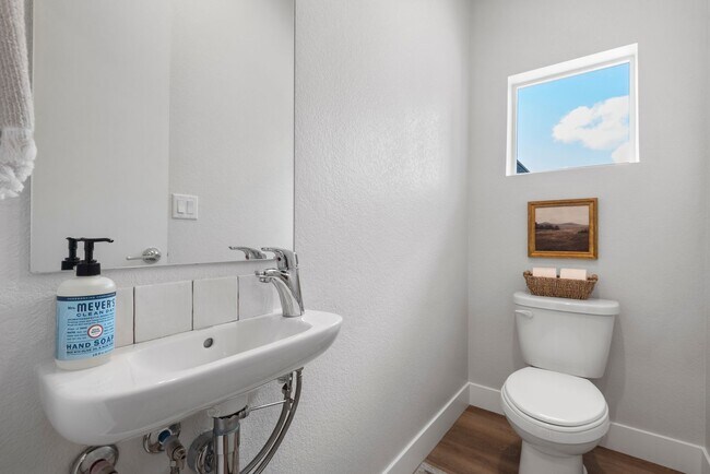 Building Photo - Modern Townhome Living in Lakewood