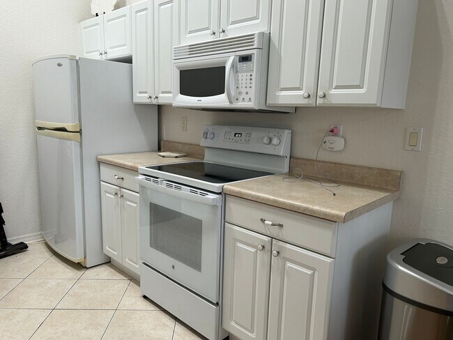 Building Photo - Charming 2 bedroom/ 2 bath condo
