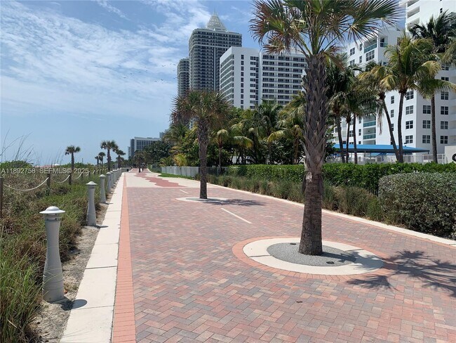 Building Photo - 5005 Collins Ave