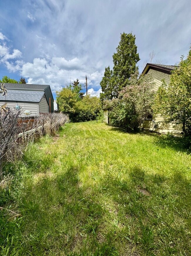 Building Photo - Cozy butte house available now