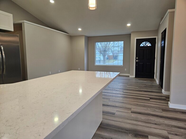 Building Photo - 1355 Yost Cir NE