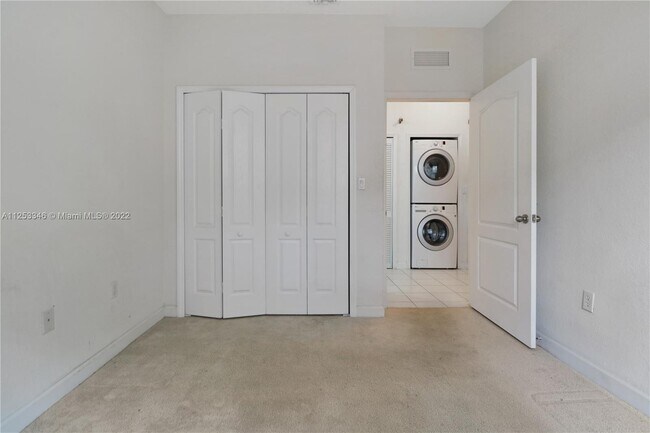 Building Photo - 2711 SE 16th Ave