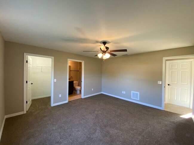Building Photo - 3/2/2 Silver Spring Shores **Available NOW**