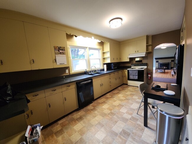 Building Photo - 907 W Swanzey Rd