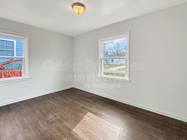 Building Photo - 1039 Kentwood Dr NE