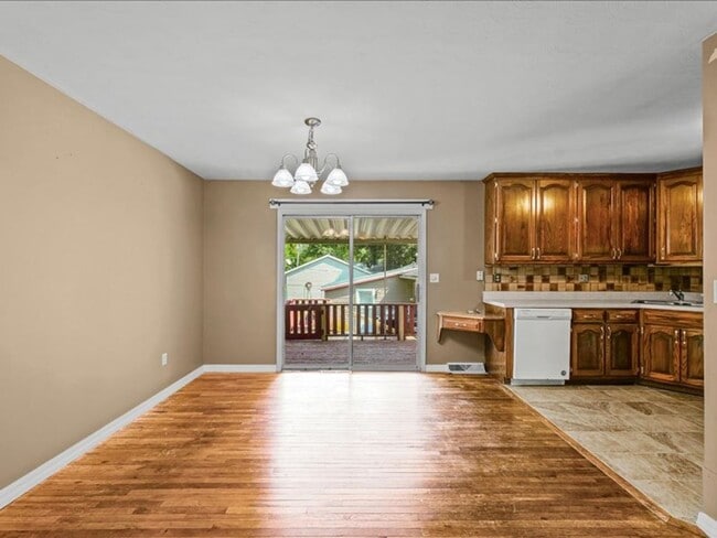 Building Photo - Get $725 off your security deposit OR $250...