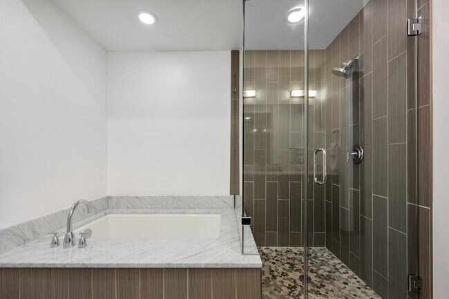 Building Photo - 4803 N Woodmere Fairway