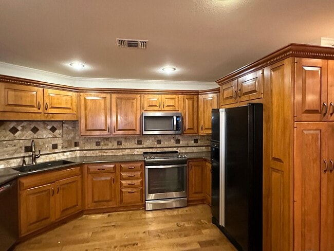 Building Photo - Fully Updated Executive Rental - FREE MONT...