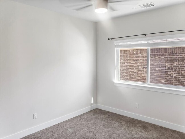 Building Photo - 551 Tanda Ln