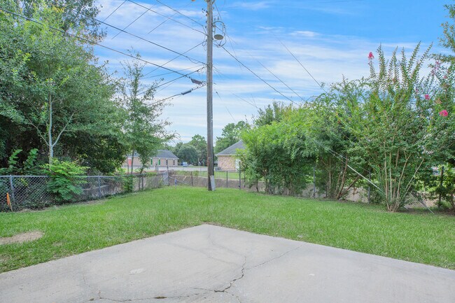 Building Photo - 301 Kingston Dr