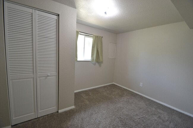 Building Photo - Newly Remodeled 4 Bedroom with AC!
