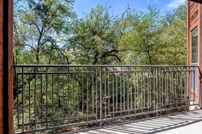 Building Photo - 4711 Spicewood Springs Rd