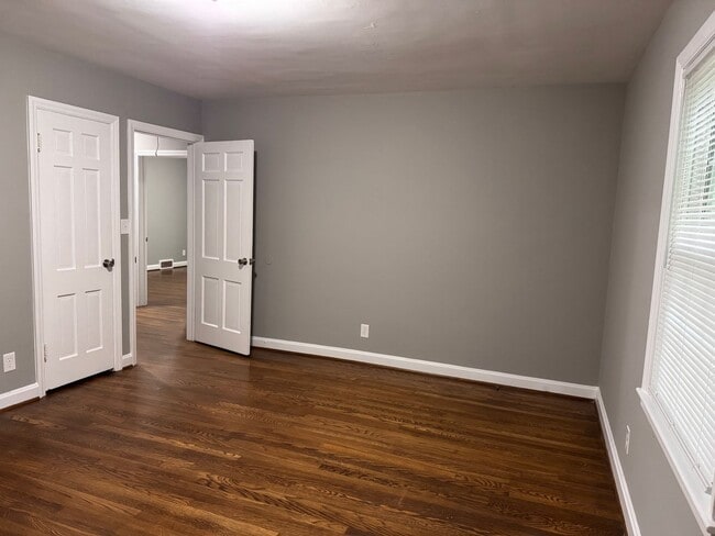 Building Photo - 3 bedroom 1 bath home, located in the Greystone area!