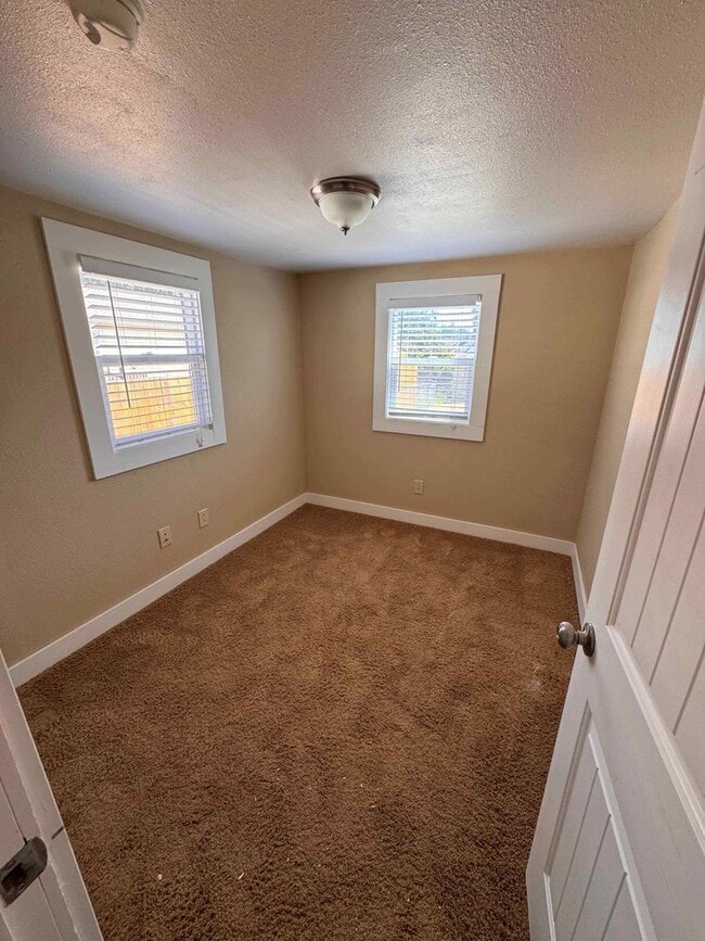 Building Photo - Bremerton Two Bedroom House for rent! Fully Fenced Yard, Available 06/10!