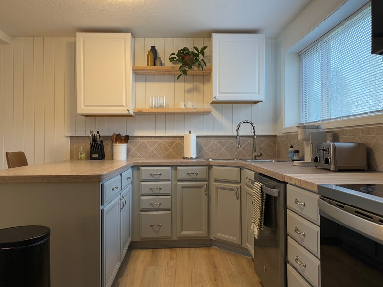 Building Photo - 2260 Richards Ave