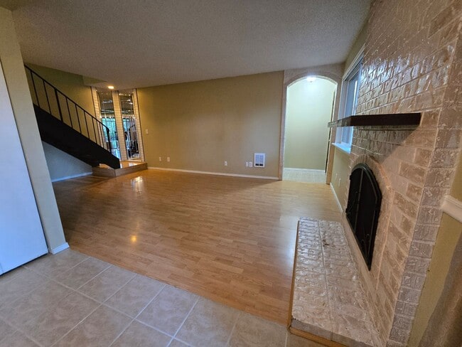 Building Photo - Steilacoom Gardens (HOA), 2 bedroom, 1 bath Townhome Style Condo. $300 off of the 1st full month ...