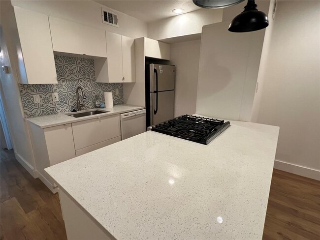 Building Photo - 505 W 7th St