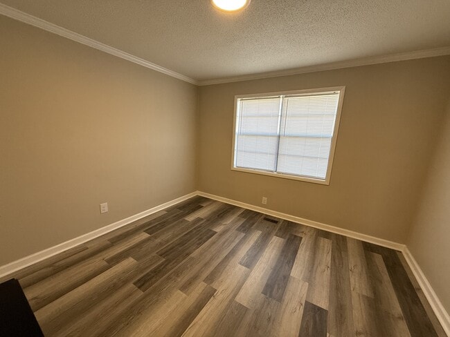 Building Photo - 104 Oak Ct