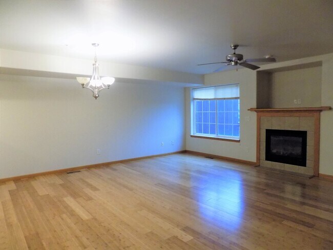 Building Photo - Large Iowa City Townhouse