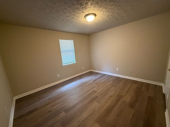 Building Photo - 113/115 Deer Creek Dr