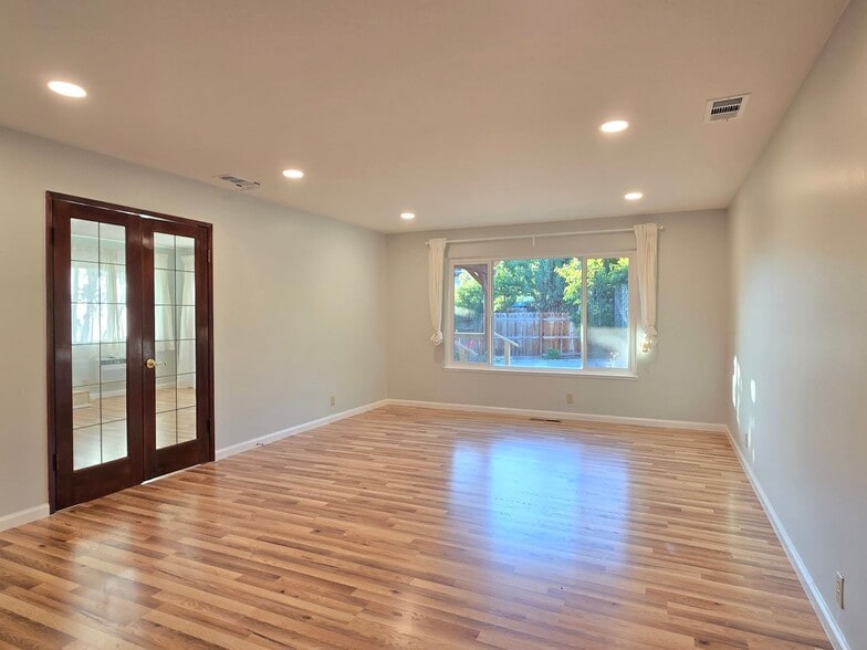Building Photo - 2795 Fountain Oaks Dr