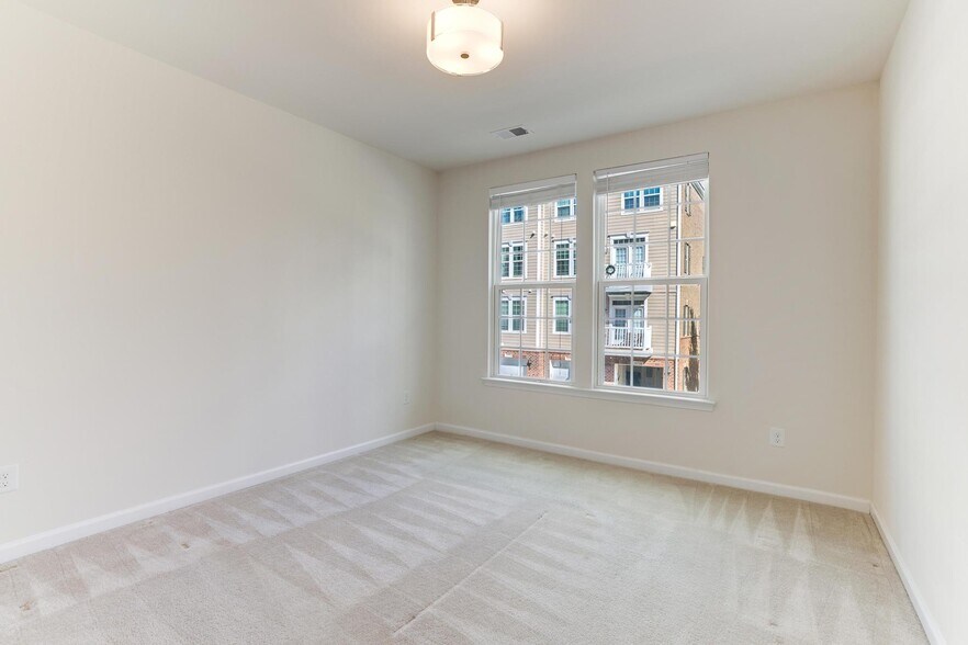 Building Photo - 13643 Air and Space Museum Pky