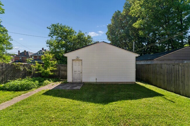 Building Photo - 382 Morrison Ave