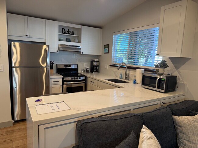 Building Photo - Turn Key North Clairemont Studio | Vaulted Ceilings & Private Patio