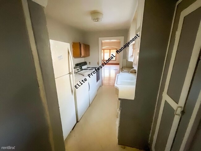 Building Photo - 2 br, 1 bath Triplex - 216 N Saginaw St Un...