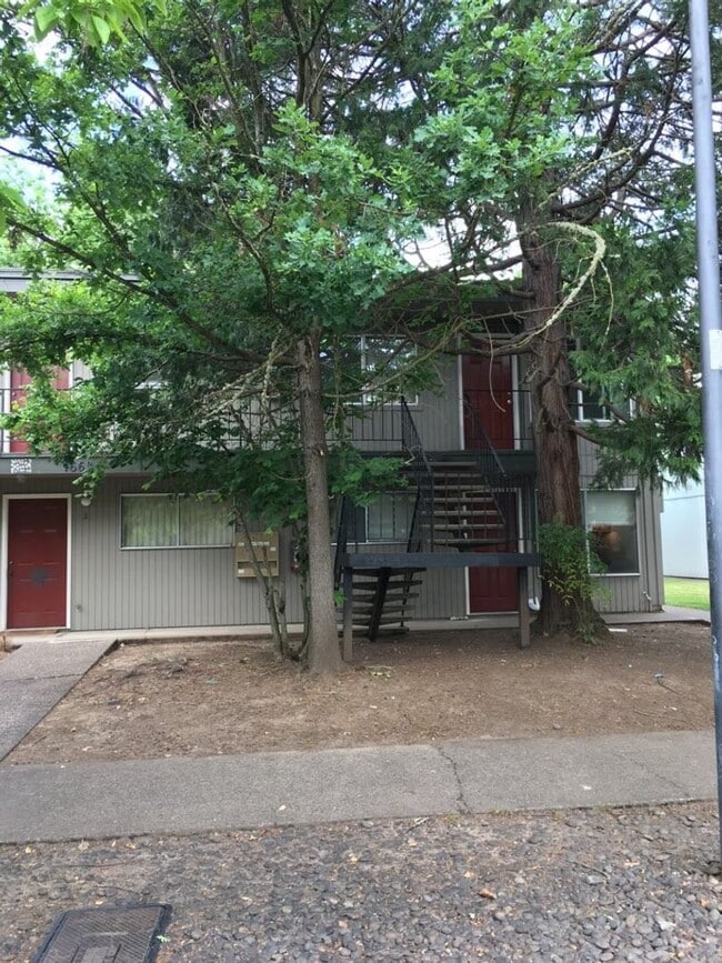 Building Photo - (CAM 10)  Very Nice Large 1 bed Apt - Clos...