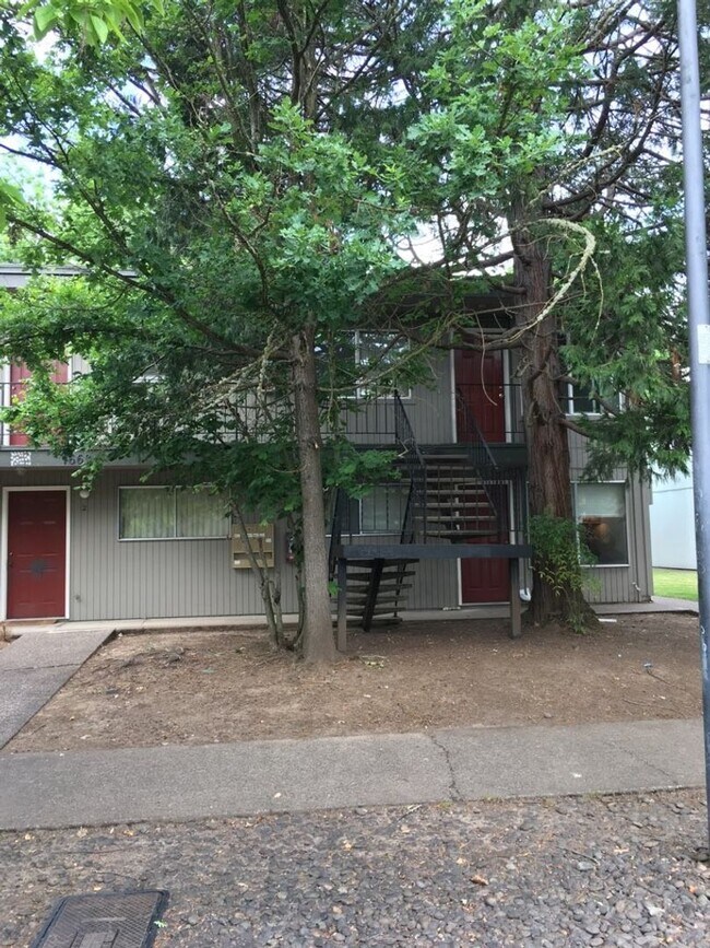 Building Photo - (CAM 10)  Very Nice Large 1 bed Apt - Close to U of O