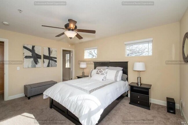 Building Photo - Elegant-Ideally located-Windsor Green End ...
