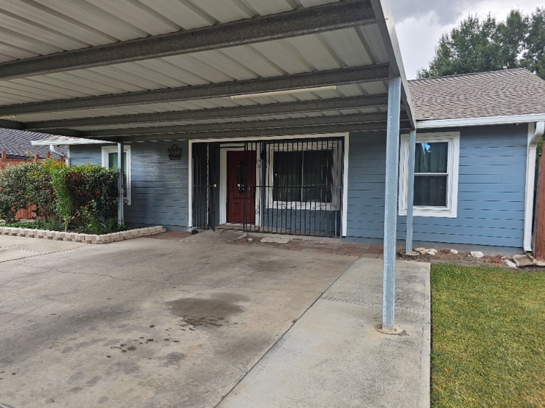 Building Photo - 9810 Thorn St