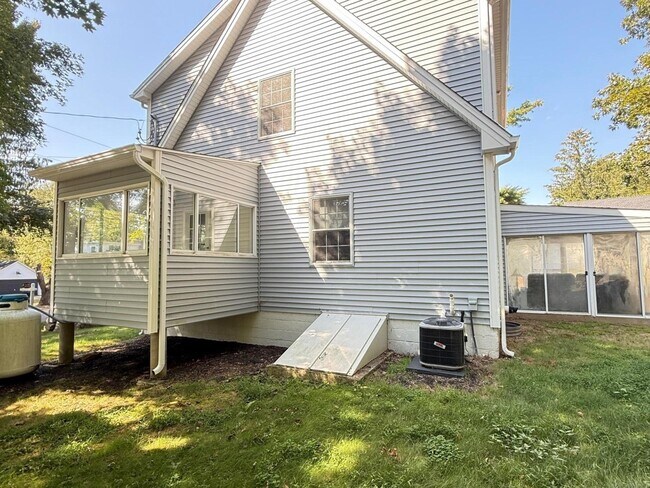 Building Photo - 152 Hewitt Rd