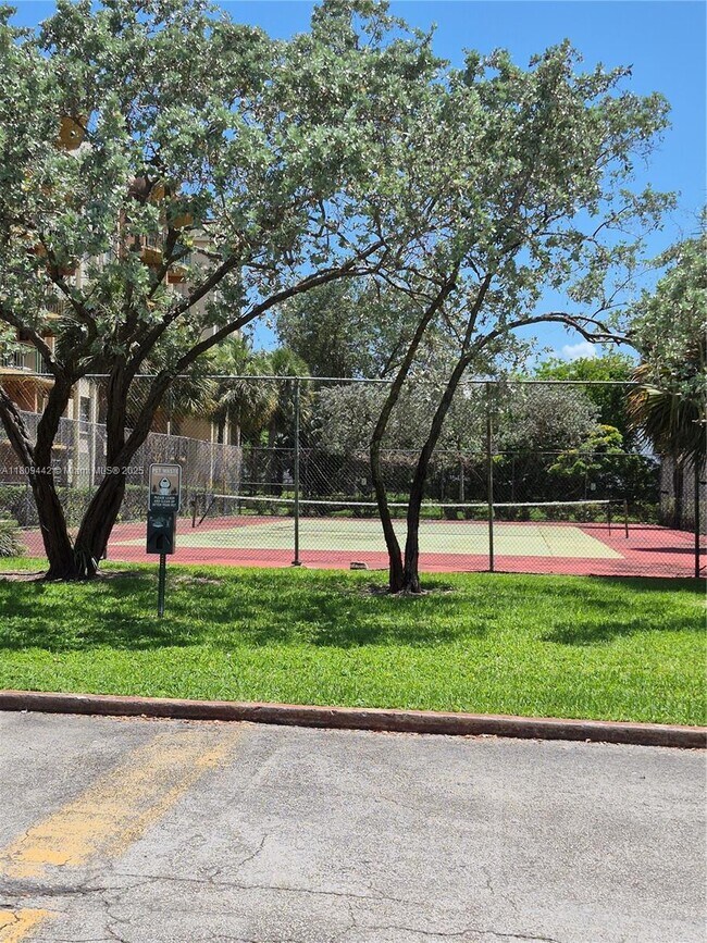 Building Photo - 9320 Fontainebleau Blvd