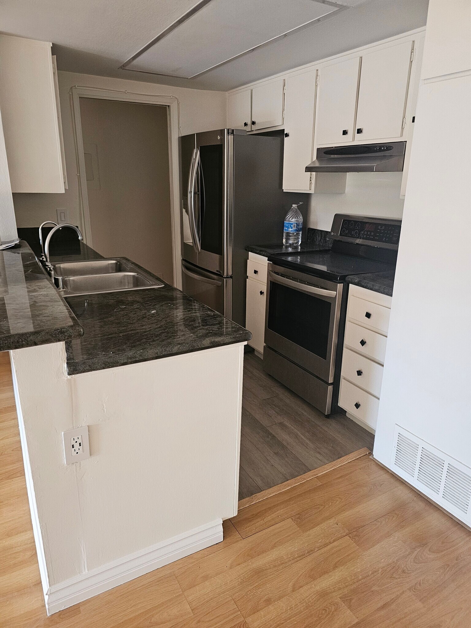 kitchen 2of 2 - 1517 E Garfield Ave