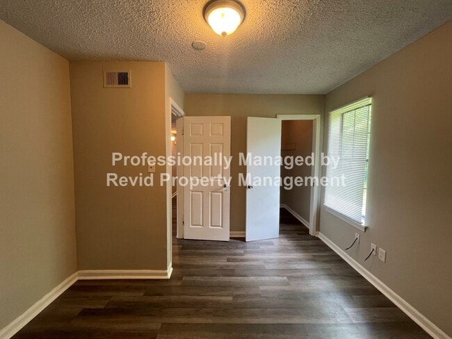 Building Photo - Charming 3 Bedroom Home!