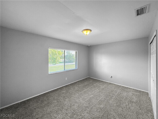 Building Photo - 133 SE 25th Ln
