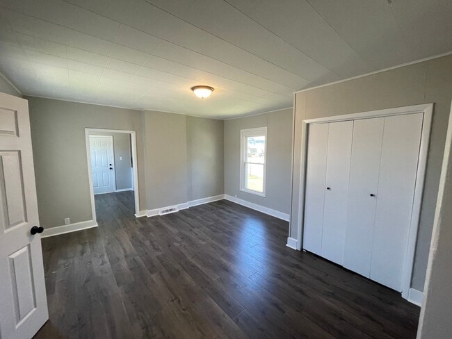 Building Photo - 4 bedroom home ready now!