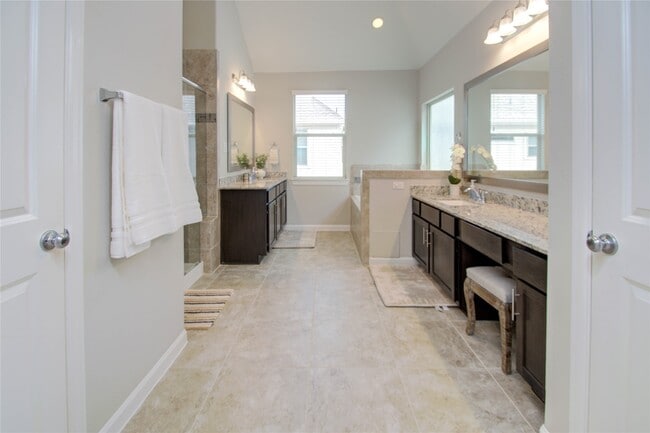 Building Photo - 2015 Royal Landing Dr