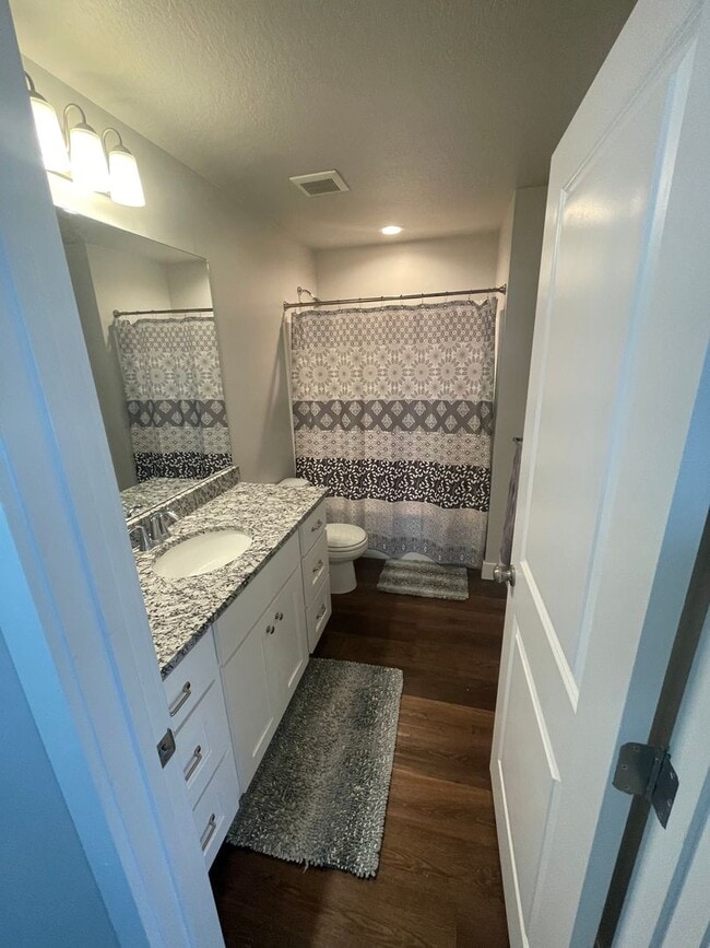 Building Photo - Newer Santaquin Townhome